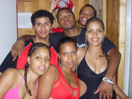 MOI BRUNO MARLI EN ROSE ARIANA EN ROUGE HUGO ET TELVINO TOUT DERRIER